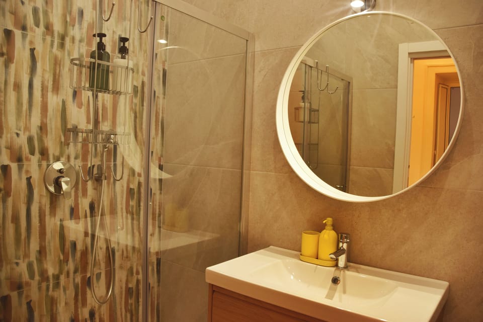Classic Double Room, 1 Queen Bed, Non Smoking, Private Bathroom | Bathroom | Shower, hair dryer, bidet, towels