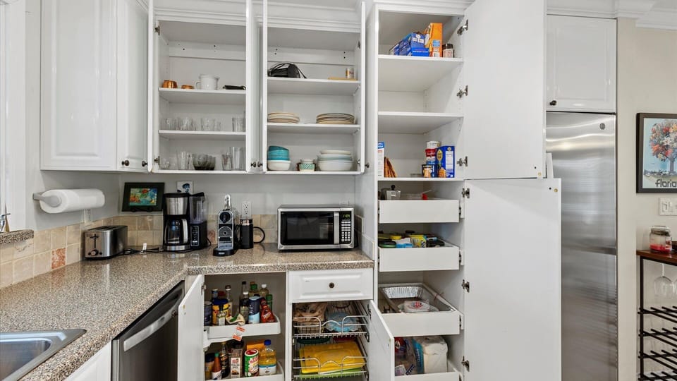 House, Multiple Beds, Pool Access (Lakehouse Sunsets) | Private kitchen | Dining tables