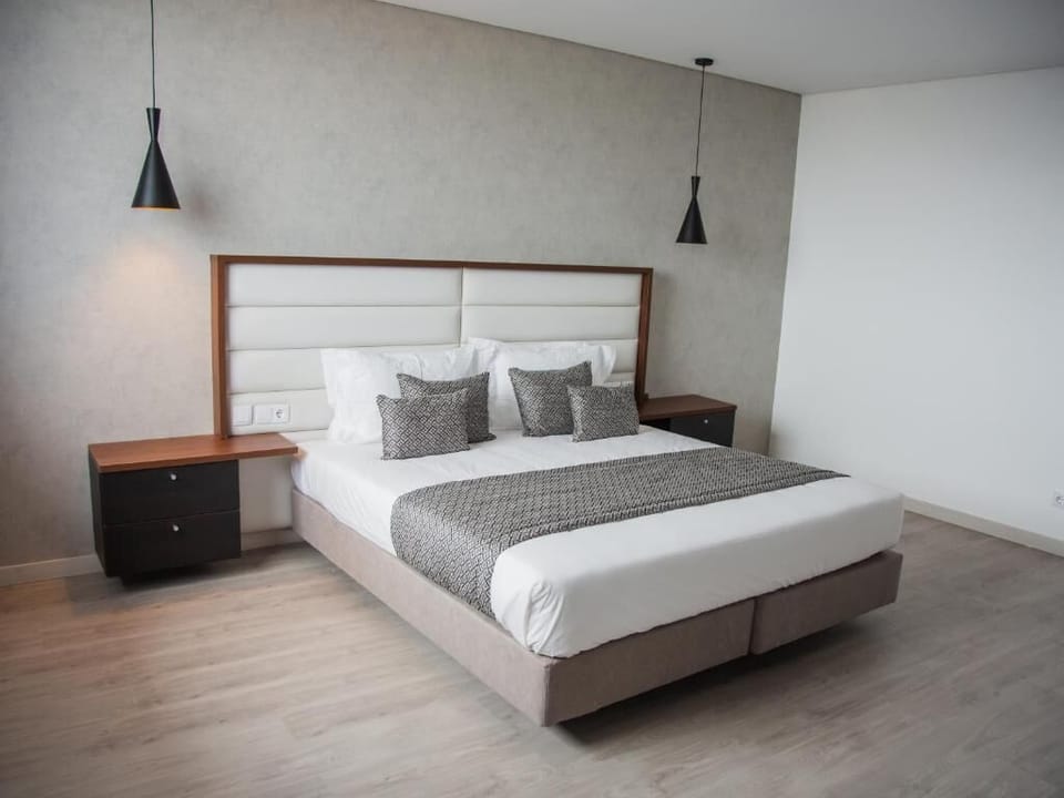Comfort Twin Room | In-room safe, iron/ironing board, WiFi (free)