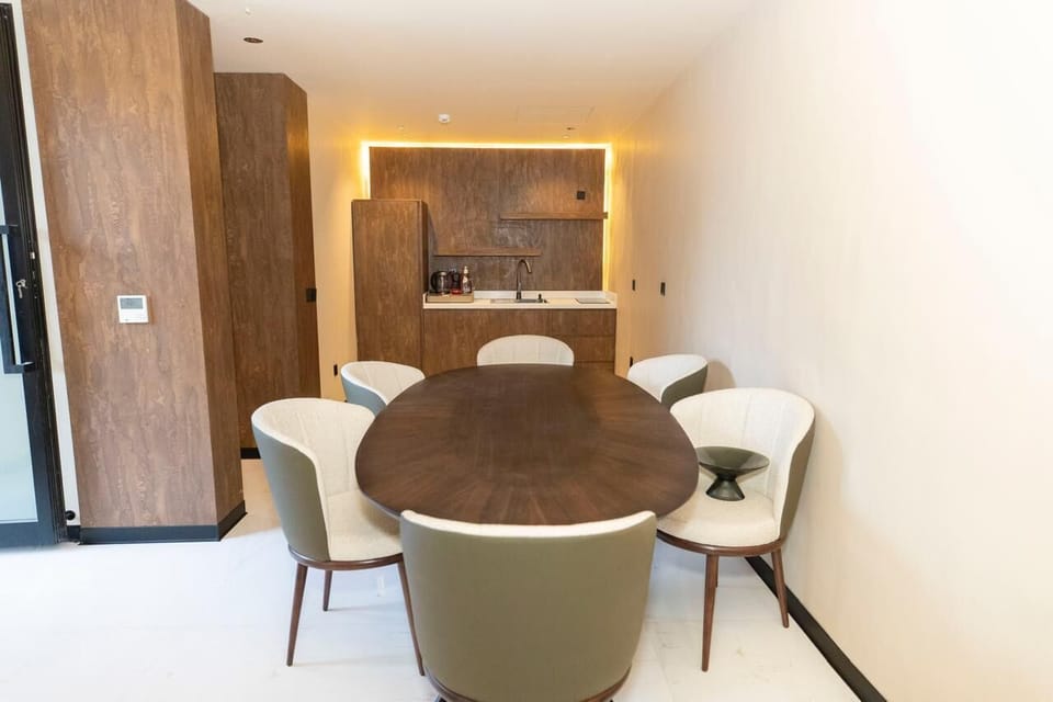 Superior Suite, Pool View | Dining