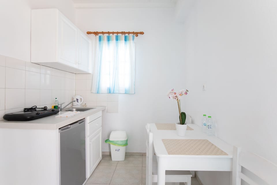 Double or Twin Room | Living room | Flat-screen TV, books