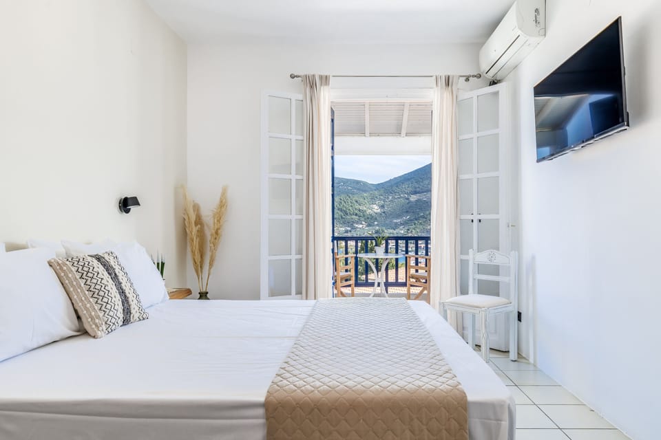 Superior Double Room, Sea View | In-room safe, iron/ironing board, free WiFi, bed sheets