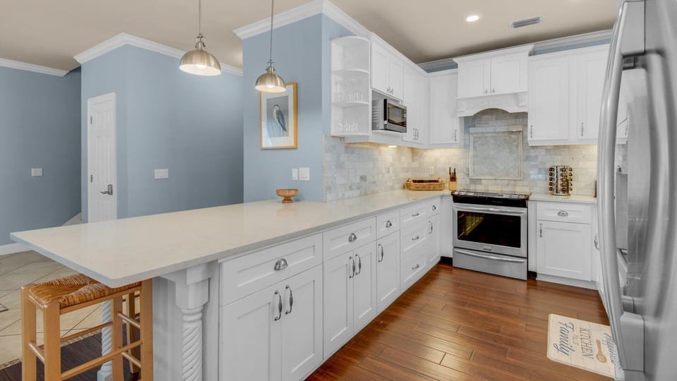 Luxury House, 6 Bedrooms, Pets Allowed | Private kitchen | Electric kettle, toaster