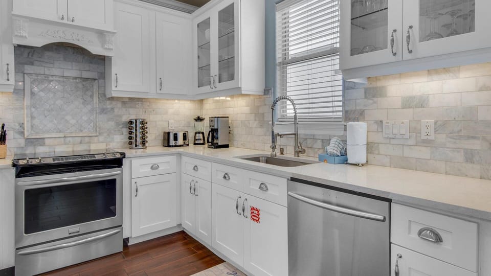 Luxury House, 6 Bedrooms, Pets Allowed | Private kitchen | Electric kettle, toaster