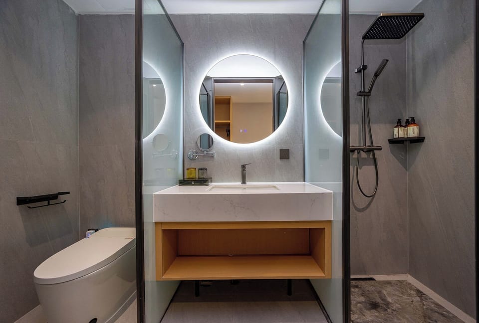 Superior Double Room | Bathroom | Free toiletries, hair dryer, slippers, towels