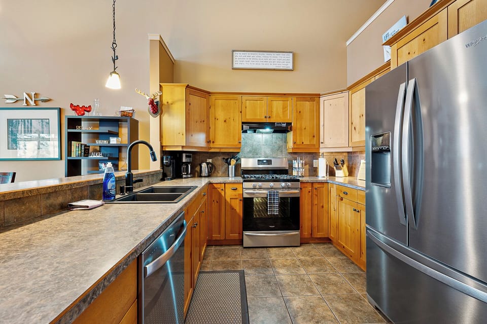 Deluxe Condo, Mountain View, Slope side | Private kitchen