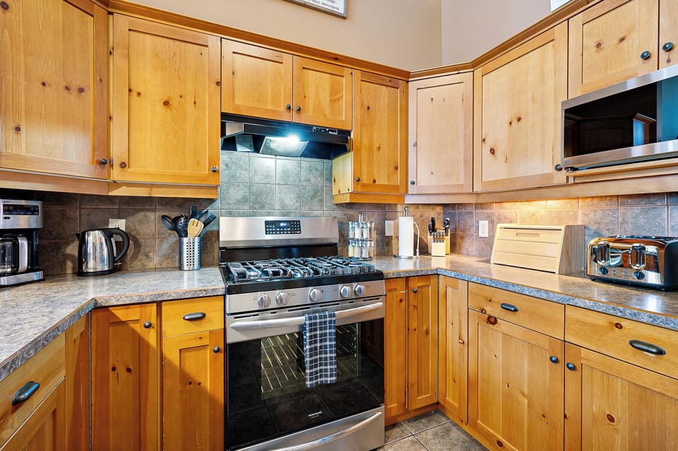 Deluxe Condo, Mountain View, Slope side | Private kitchen