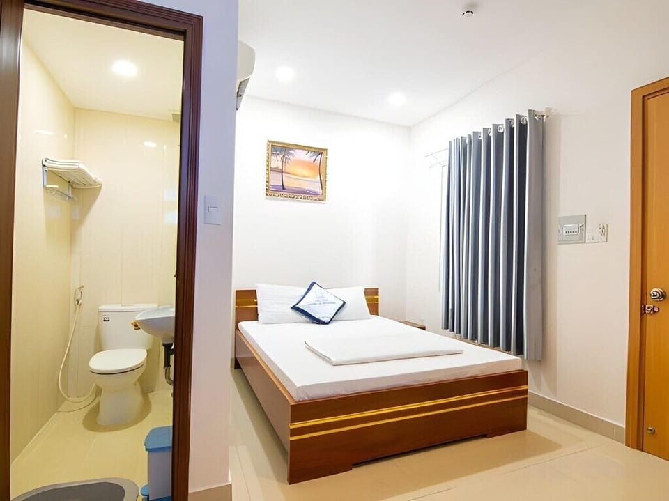 Standard Double Room | Bathroom | Shower, free toiletries, hair dryer, slippers