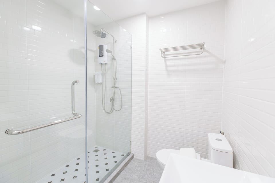 Superior Single Room | Bathroom | Shower, free toiletries, hair dryer, bathrobes