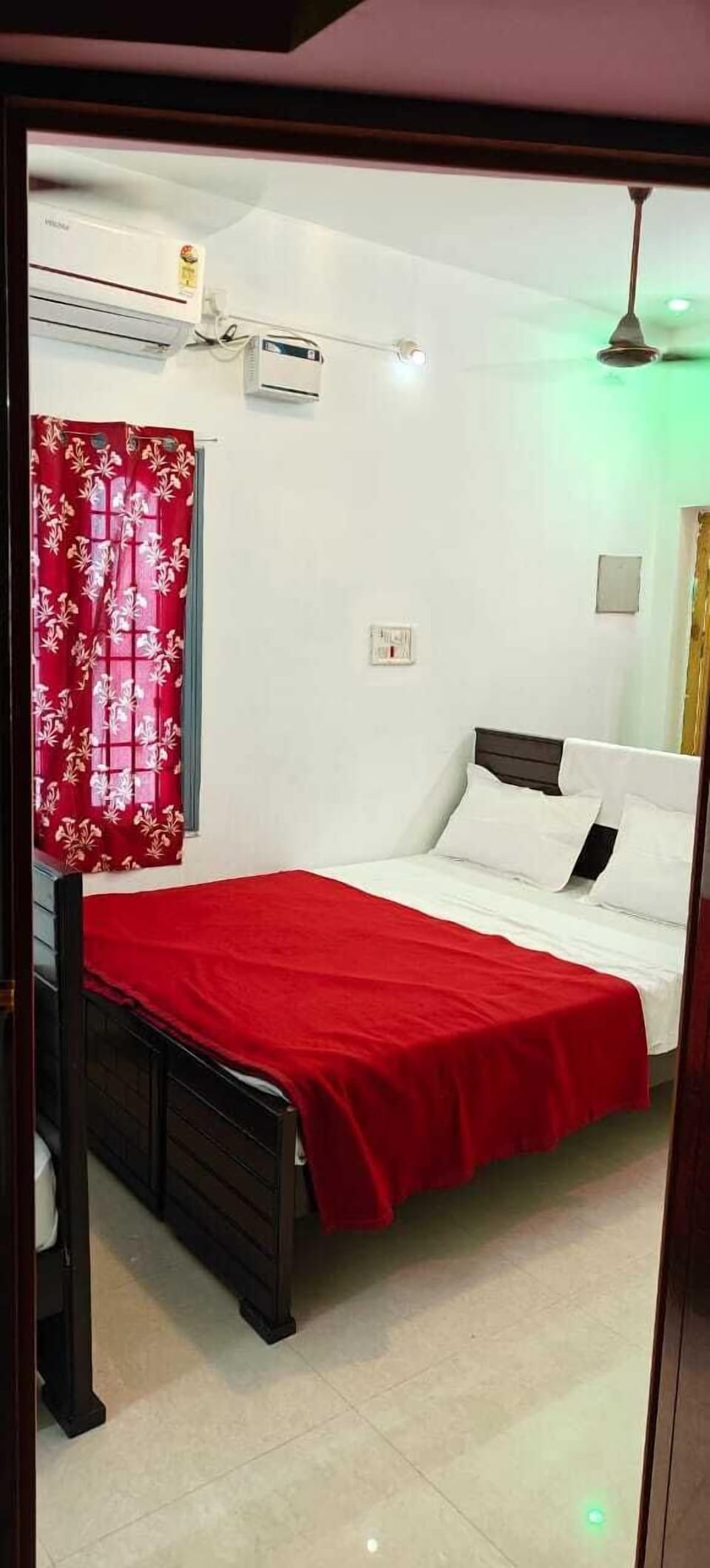 Deluxe Single Room | Laptop workspace, free WiFi