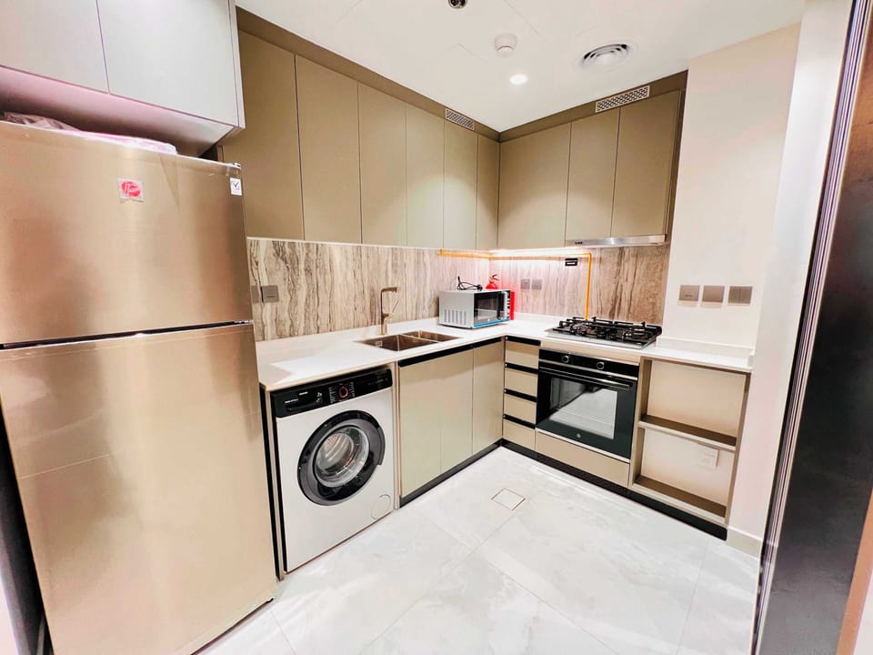 Standard Apartment, 1 Bedroom | Private kitchen | Fridge, microwave, oven, dining tables