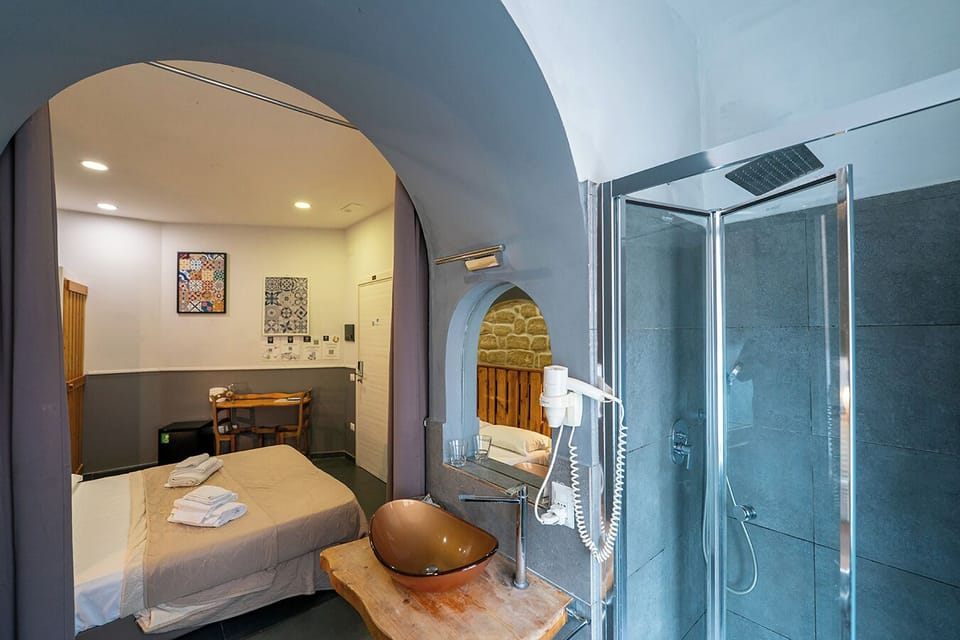 Camera Standard, edificio separato, Vico Carceri San Felice 13 | Bathroom | Shower, free toiletries, hair dryer, bidet