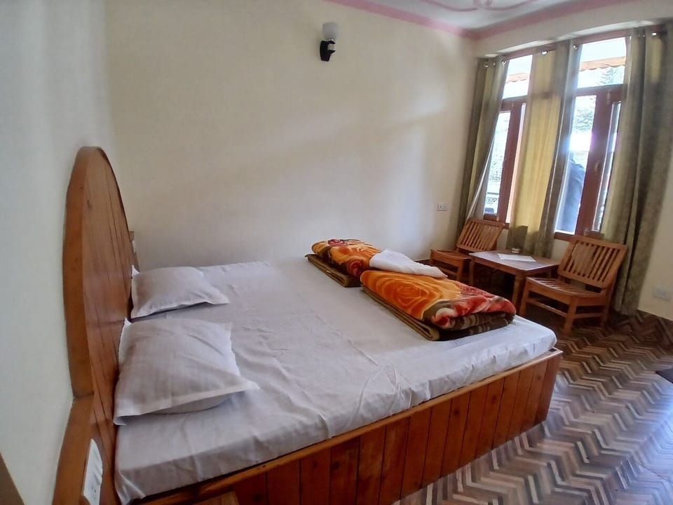 Basic Room, Hill View