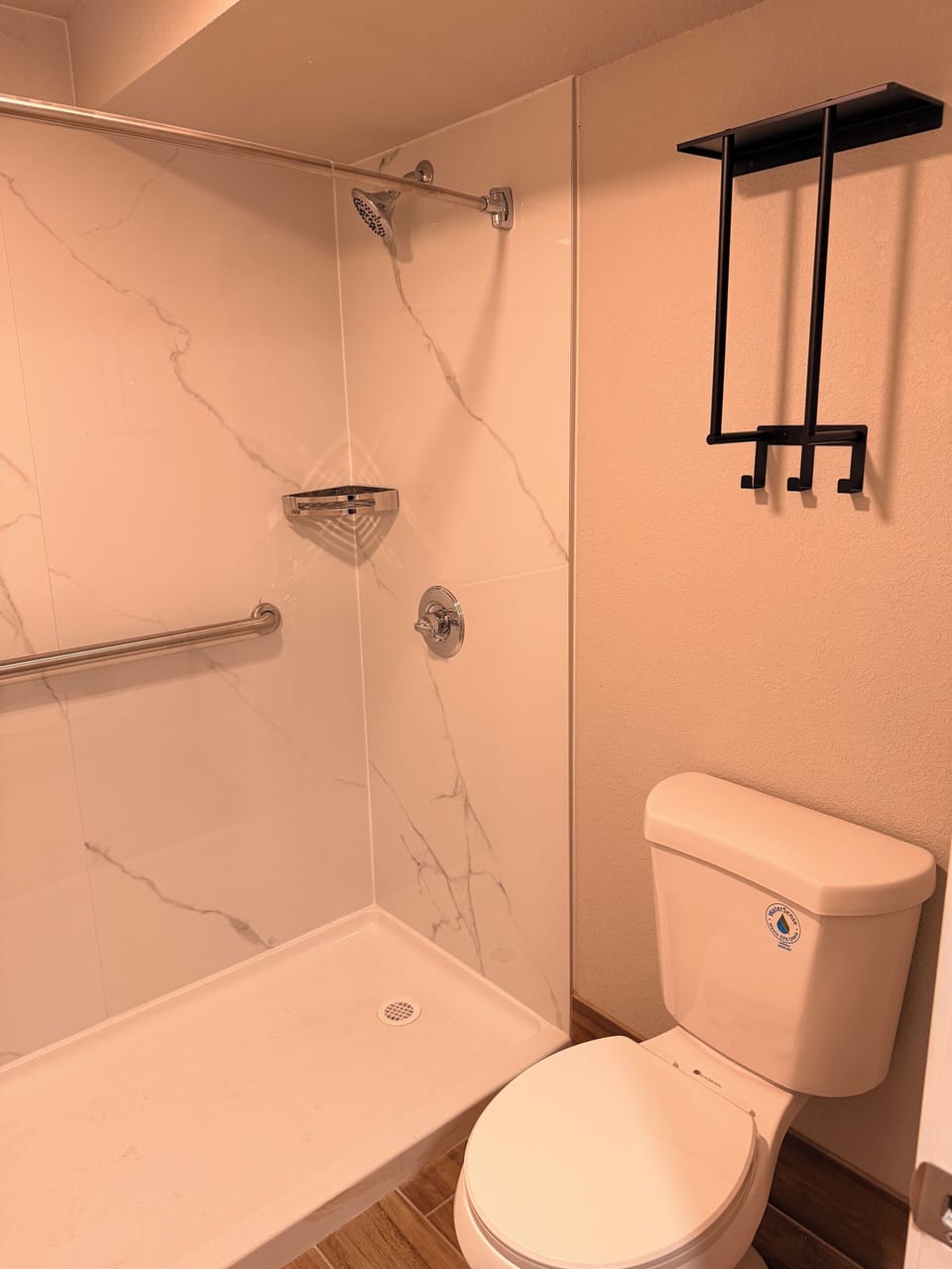 Deluxe Room | Bathroom | Shower, towels, soap, shampoo