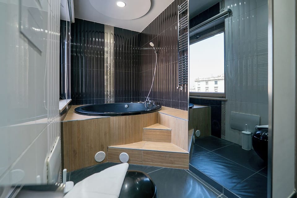 Suite con vasca idromassaggio, edificio separato, p.zza Mercato 45 | Bathroom | Shower, free toiletries, hair dryer, bidet