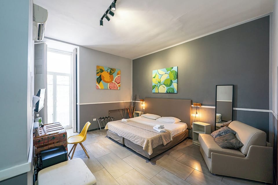 Suite Junior edificio separato Vico Carceri San Felice 13 | Desk, laptop workspace