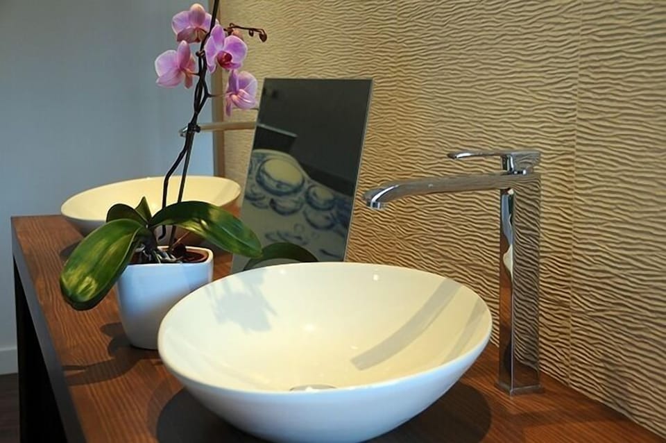 Suite | Bathroom | Free toiletries, hair dryer, bathrobes, slippers