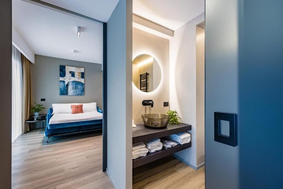 Junior Suite, Balcony, City View | Bathroom | Free toiletries, hair dryer, bathrobes, slippers