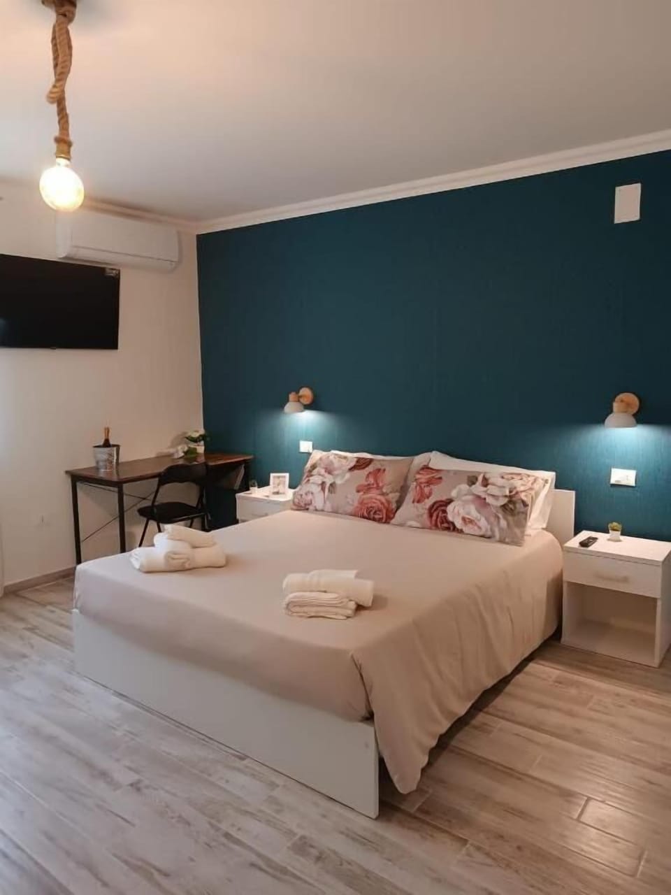 Deluxe Quadruple Room | Desk, laptop workspace, free WiFi, wheelchair access