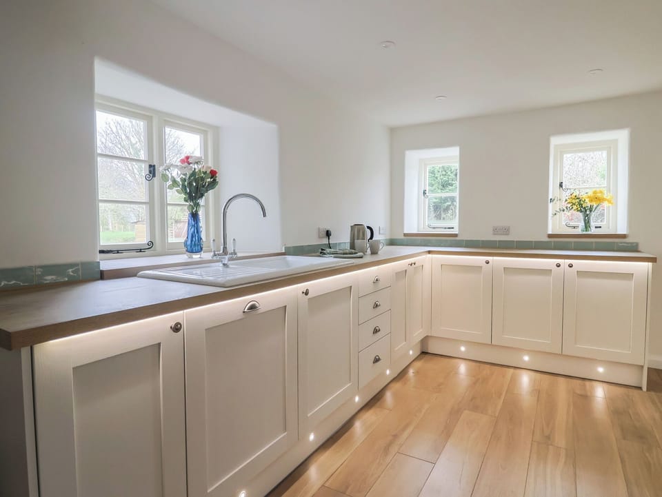 Cottage | Private kitchen | Fridge, dishwasher, toaster, cookware/dishes/utensils
