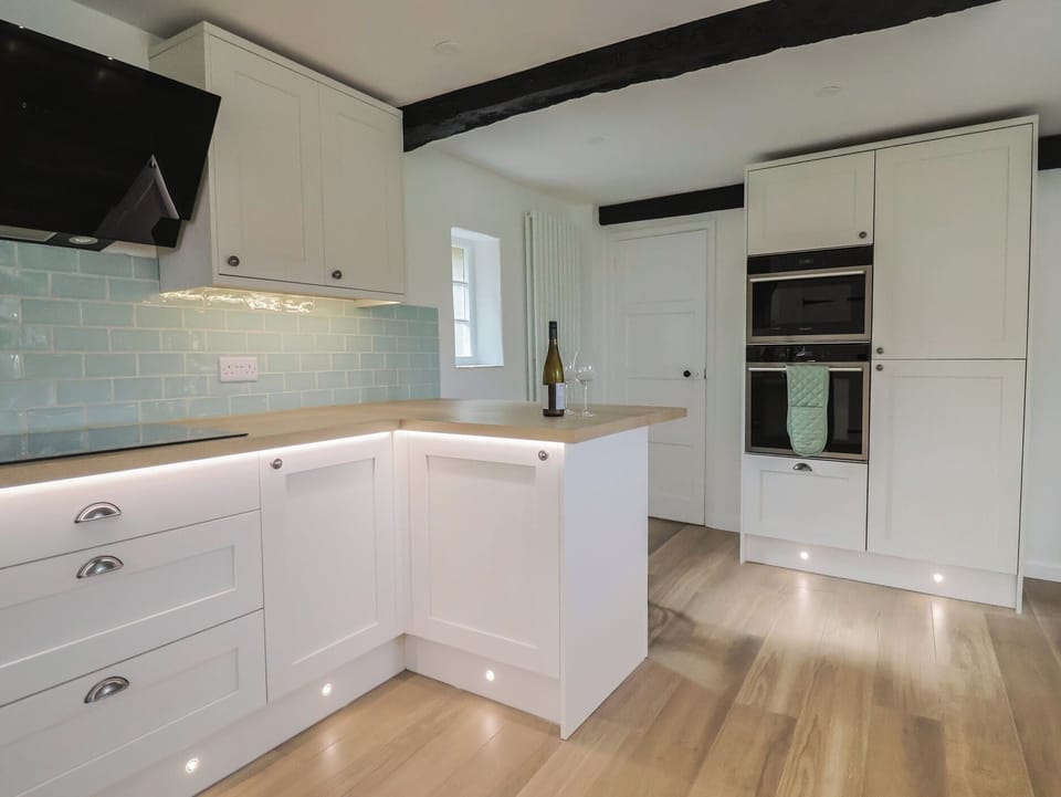 Cottage | Private kitchen | Fridge, dishwasher, toaster, cookware/dishes/utensils