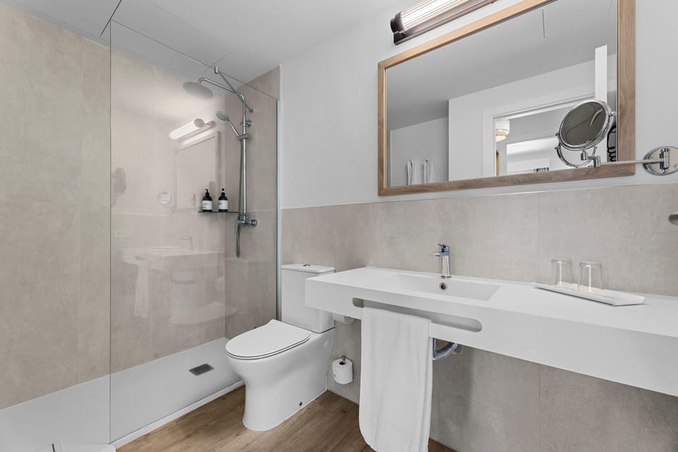 Deep soaking tub, free toiletries, hair dryer, towels