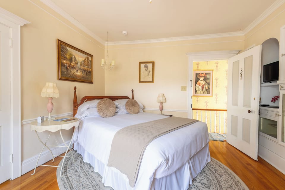 Double Room, Garden View | Individually decorated, individually furnished, blackout drapes