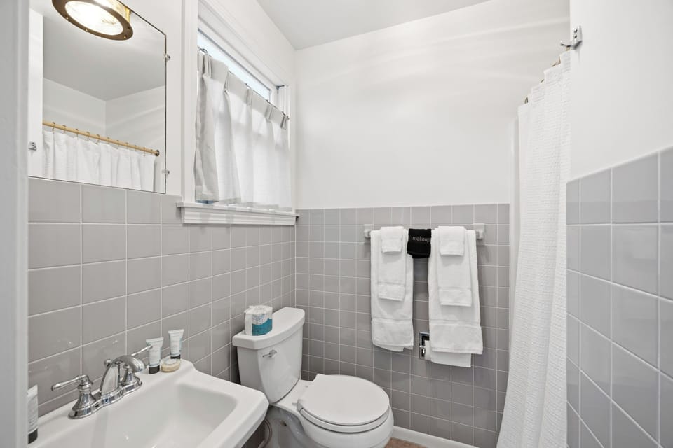 Deluxe Studio Suite, Partial Ocean View | Bathroom | Shower, towels, soap, shampoo