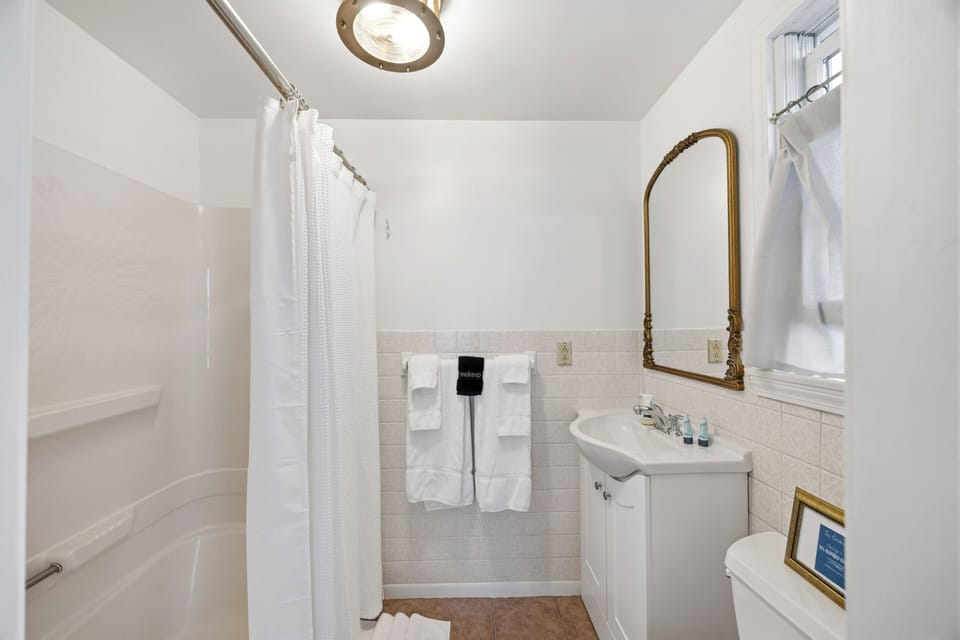 Deluxe Double Room, 1 Queen Bed, Ocean View, Oceanfront | Bathroom | Shower, towels, soap, shampoo