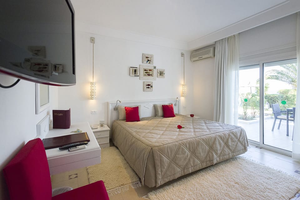 Twin Room | Premium bedding, minibar, in-room safe, desk