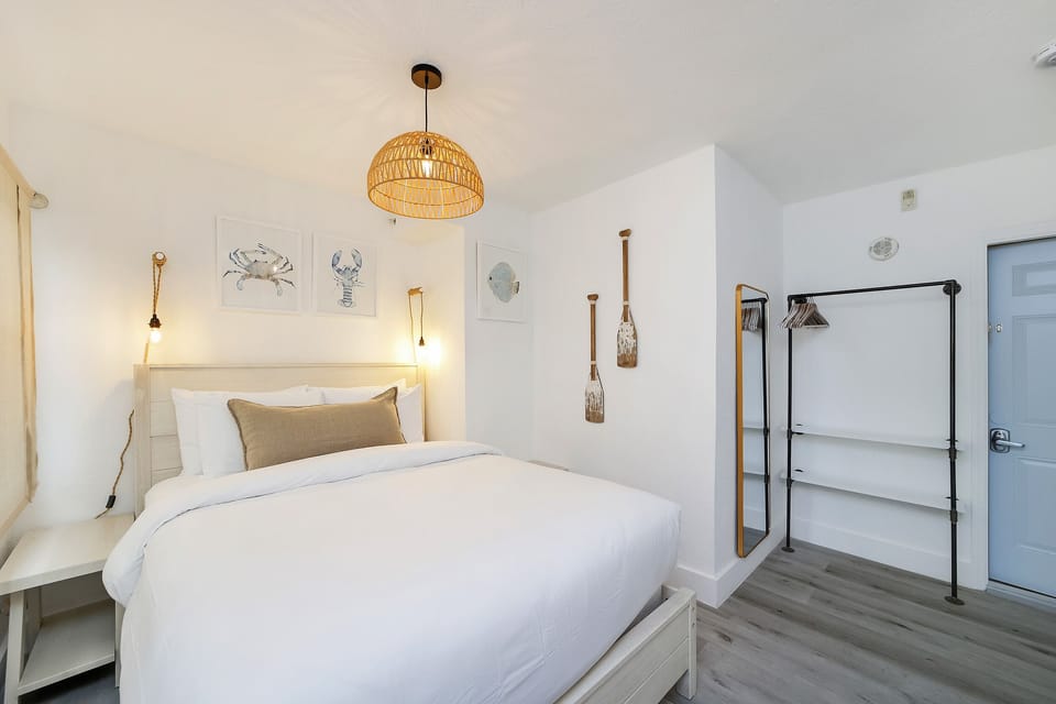Standard Room, 1 Queen Bed, Private Bathroom (Self check-in) | Memory foam beds, desk, laptop workspace, blackout drapes