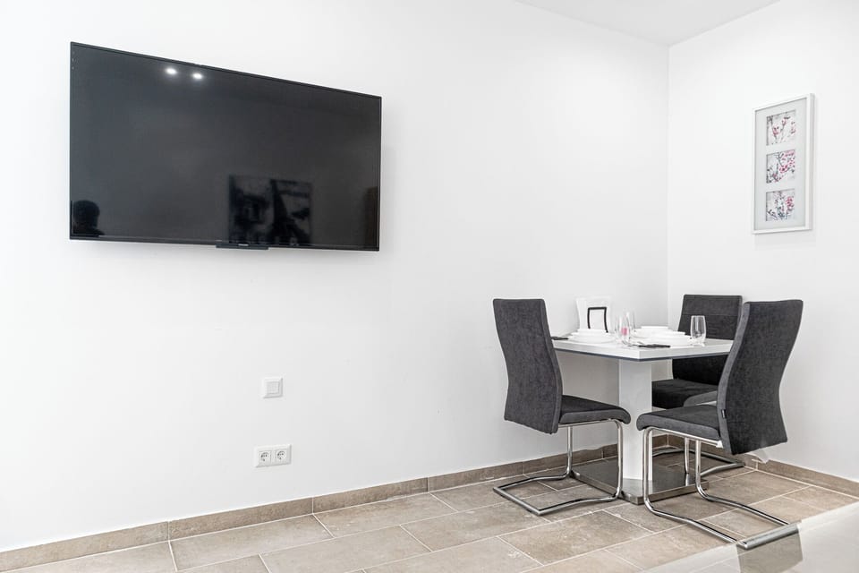 Basic Apartment | Dining