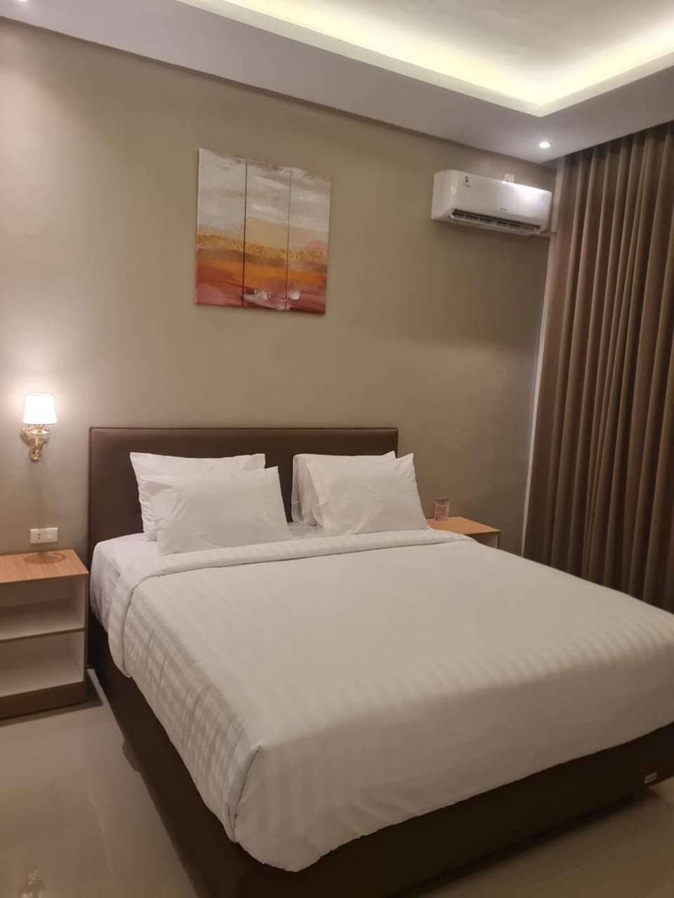 Desk, WiFi (free), individually furnished, bed sheets