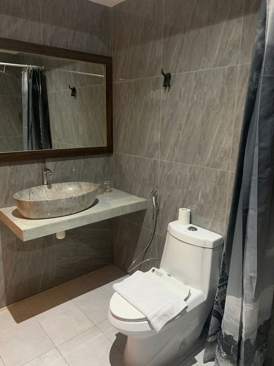 Superior Studio, 1 Queen Bed, Courtyard View | Bathroom | Slippers
