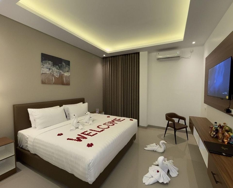 Superior Studio, 1 Queen Bed, Courtyard View | Desk, WiFi (free), individually furnished, bed sheets