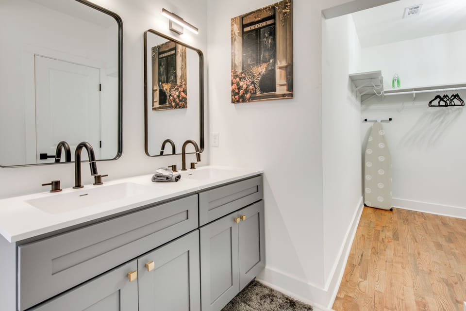 Fully Updated! 3,000-sq-ft ATL Home 4 Mi to Dtwn Cottage in Atlanta