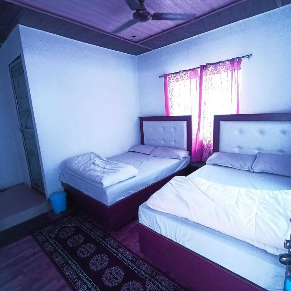 Quadruple Room, Smoking | Laptop workspace, rollaway beds, bed sheets