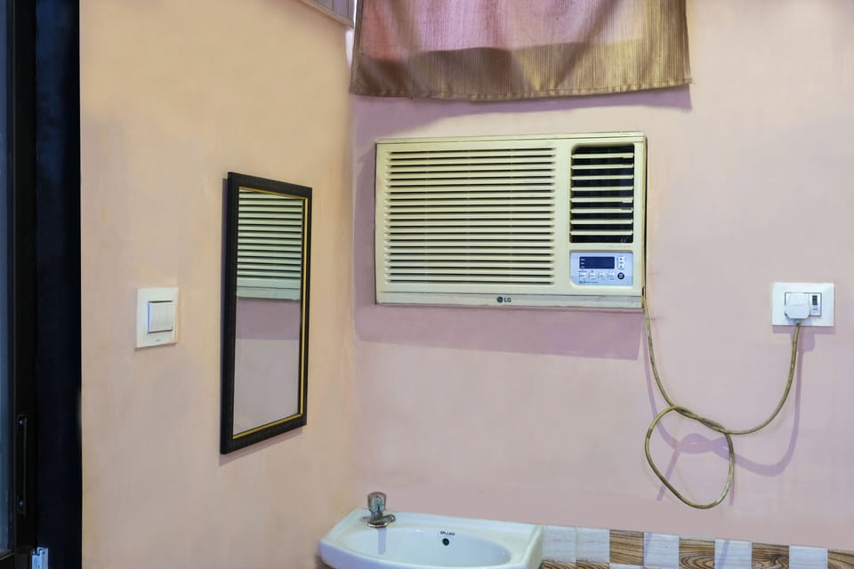Deluxe Room | Bathroom | Shower, towels, soap