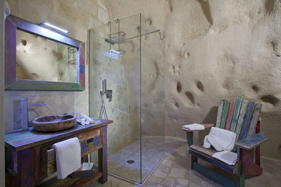Suite (cave) | Bathroom | Free toiletries, hair dryer, slippers, bidet