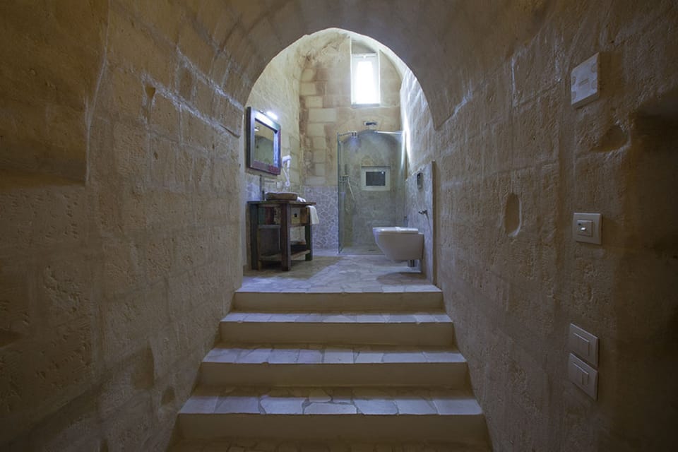 Suite (cave) | Bathroom | Free toiletries, hair dryer, slippers, bidet