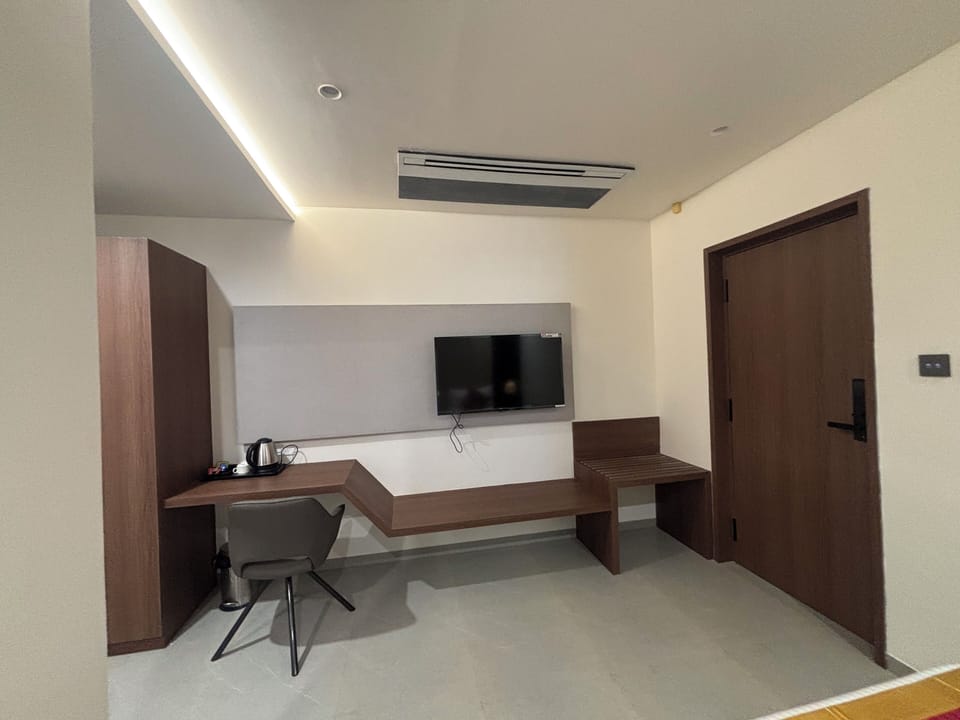 Deluxe Double Room, Hill View | Interior