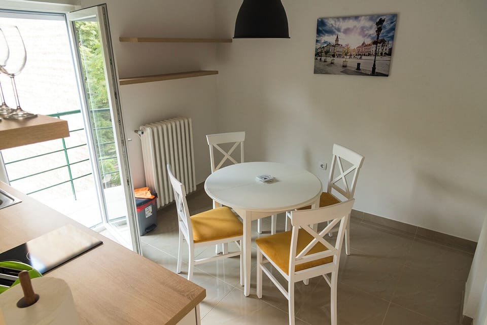 Basic Apartment, River View | Dining