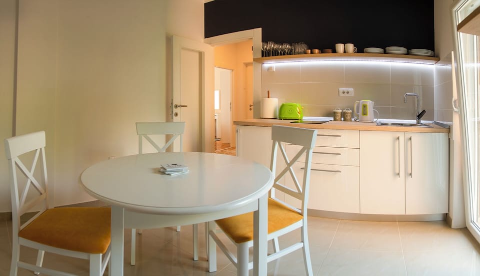 Basic Apartment, River View | Dining