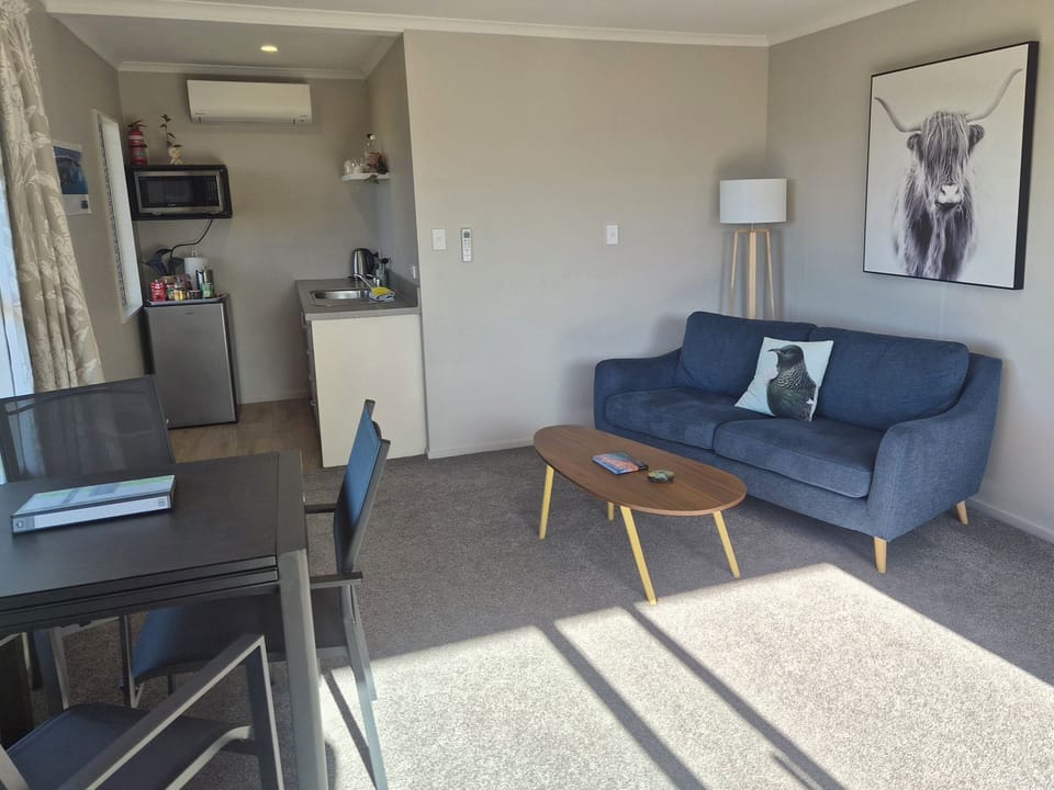 Apartment, Balcony, Ocean View | Living area