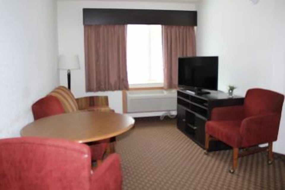 King Parlor Suite, Kitchen  | Hypo-allergenic bedding, individually decorated, individually furnished