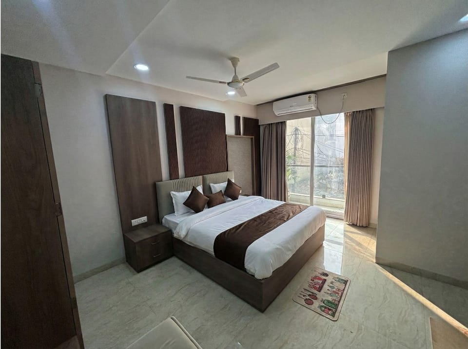 Premium Room | Desk, laptop workspace, WiFi (free), bed sheets