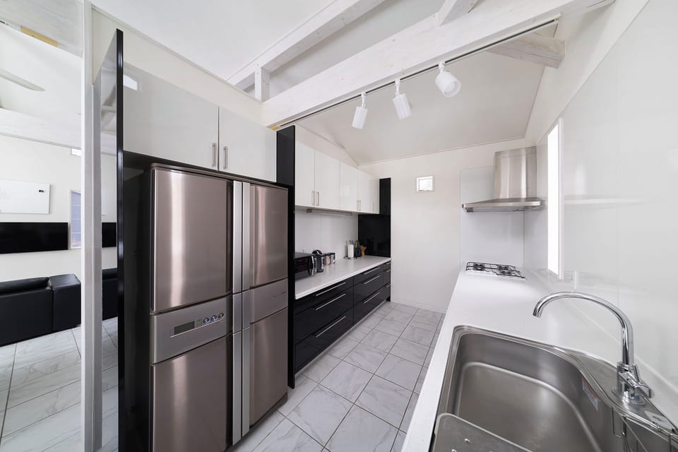 Full-size fridge, microwave, oven, stovetop