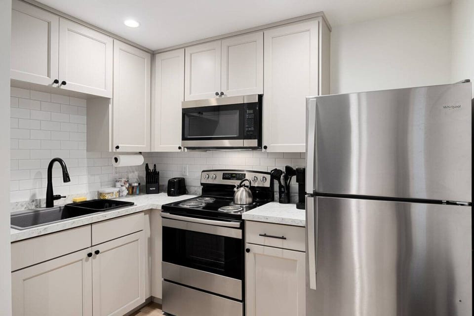 Apartment, Non Smoking | Private kitchen | Electric kettle, toaster