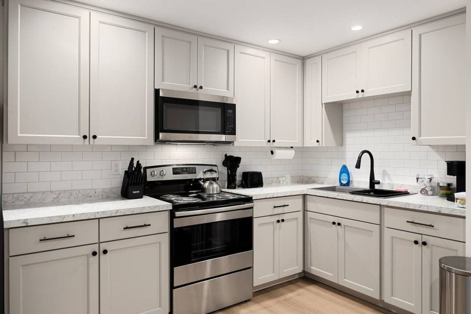 Apartment, Non Smoking | Private kitchen | Electric kettle, toaster