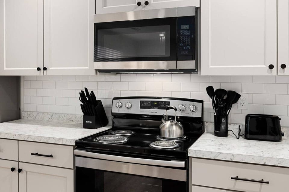 Apartment, Non Smoking | Private kitchen | Electric kettle, toaster